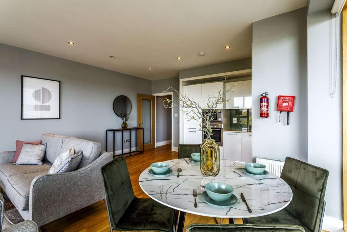 Private Room Available In Spacious High Rise Apartment With Park & City View Dublin Eksteriør billede